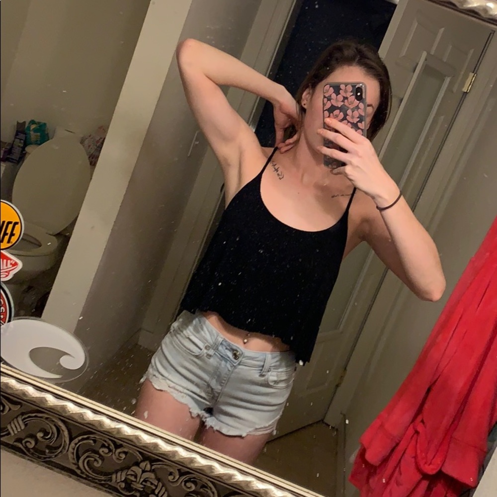 Black loose spaghetti strapped crop top!!
